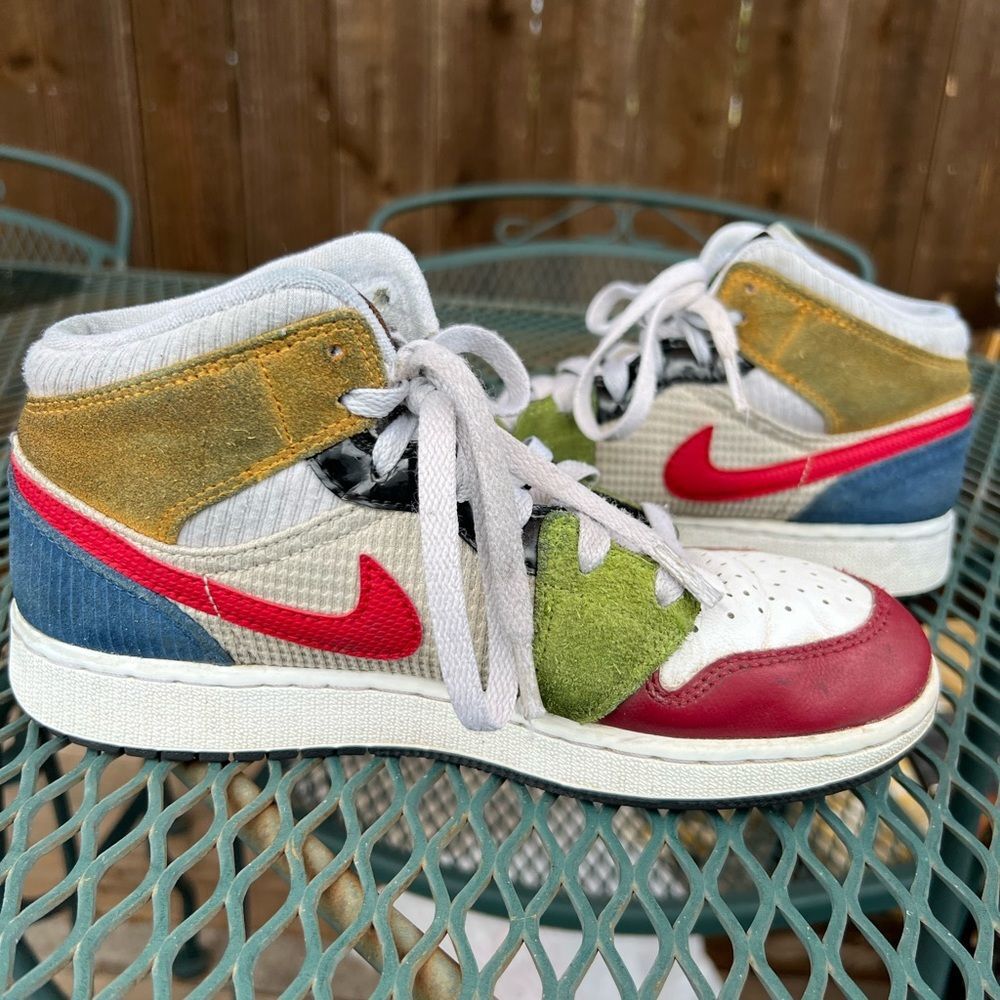 Nike Boys Kids Sneakers in Red, Green, and Gold 5Y - Picture 11 of 14